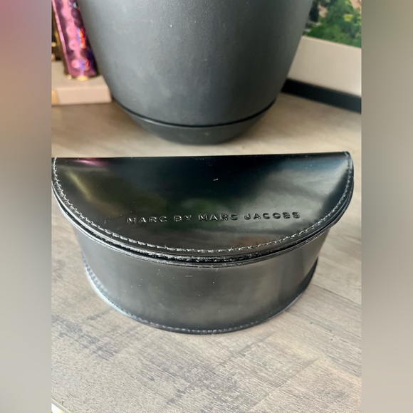 MARC BY MARC JACOBS LARGE SUNGLASS CASE BLACK - Picture 2 of 5